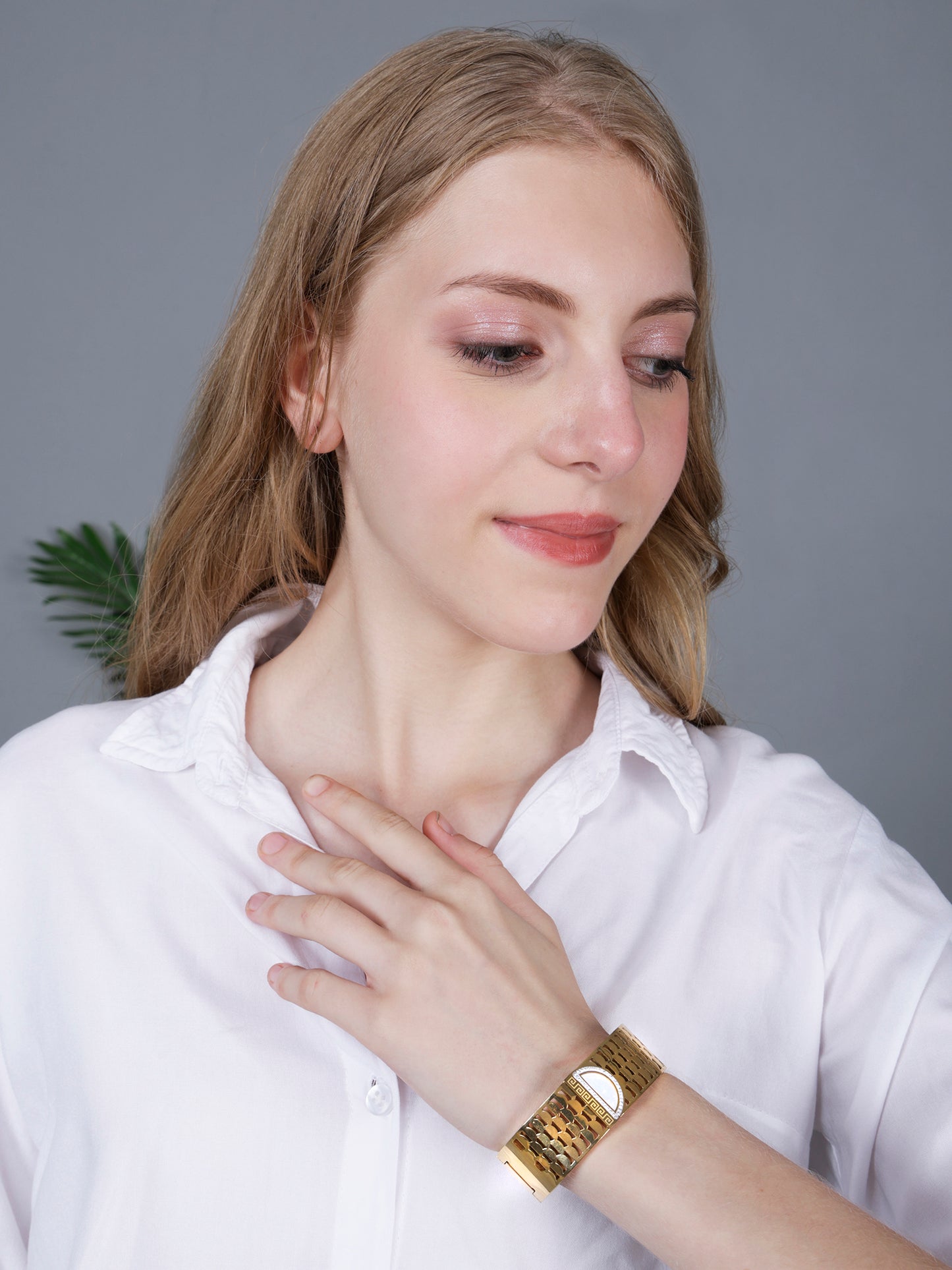 Luxury Gold Cut-Out Bangle with Half-Moon Stone – Free Size