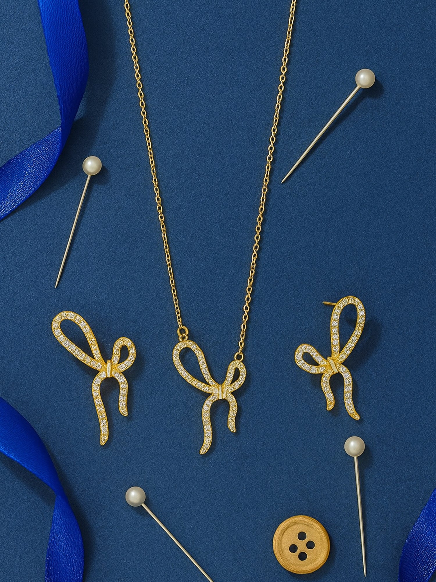Gold chain with bow-knot pendant and matching earrings