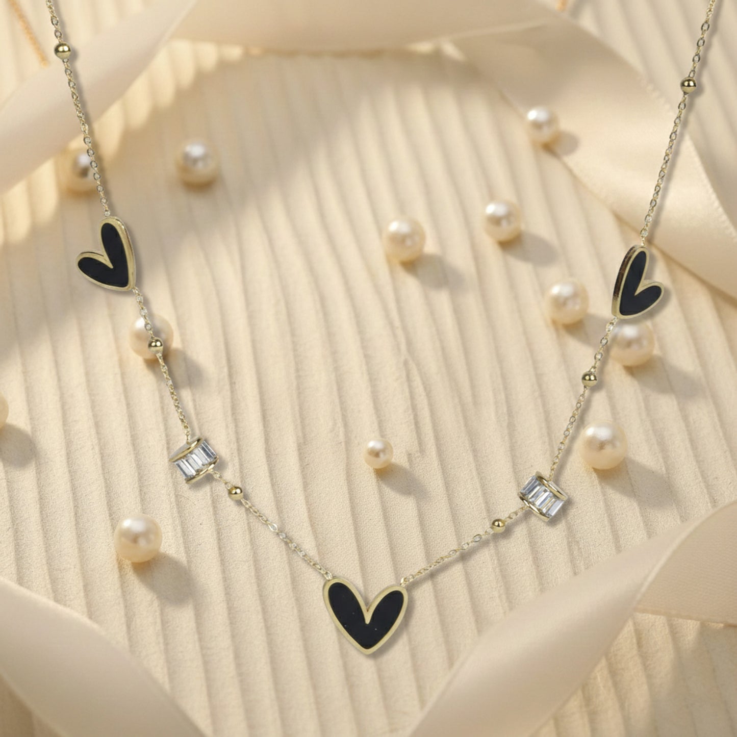 Aesthetic gold necklace for women surrounded by pearls, highlighting the baguette stone details.