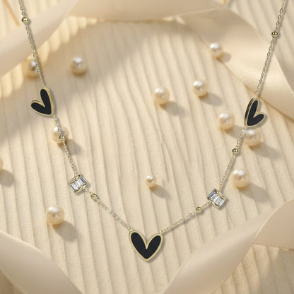 Aesthetic gold necklace for women surrounded by pearls, highlighting the baguette stone details.