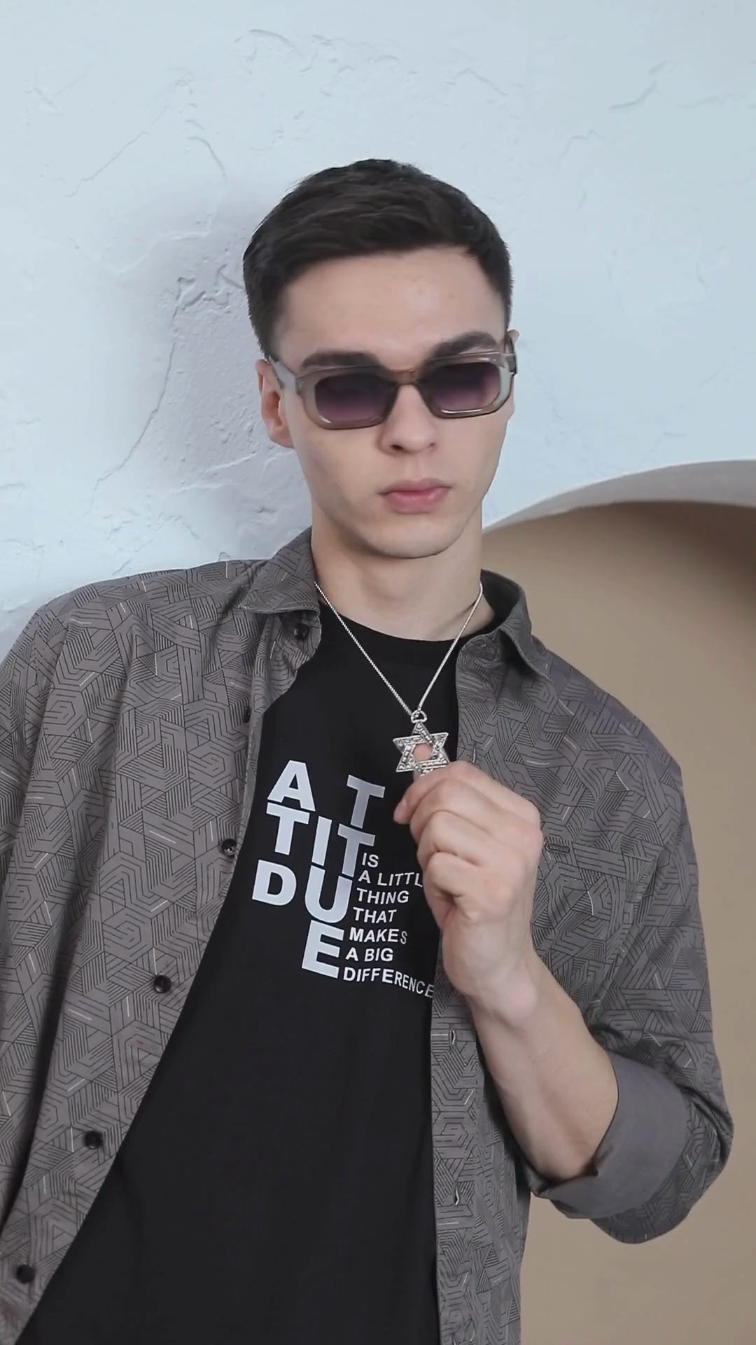 Men star pendant video