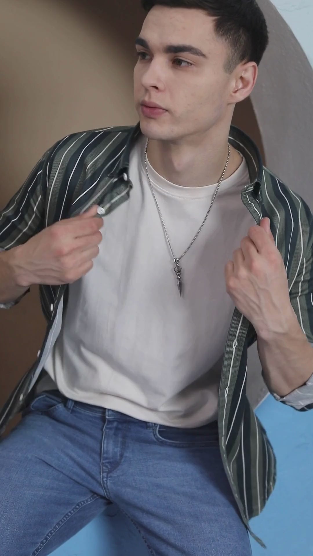 Men's silver pendant video